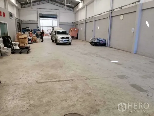 货栈 出租在Samut Prakan - 仓库内部宽阔，可停皮卡，无遮挡跨度
