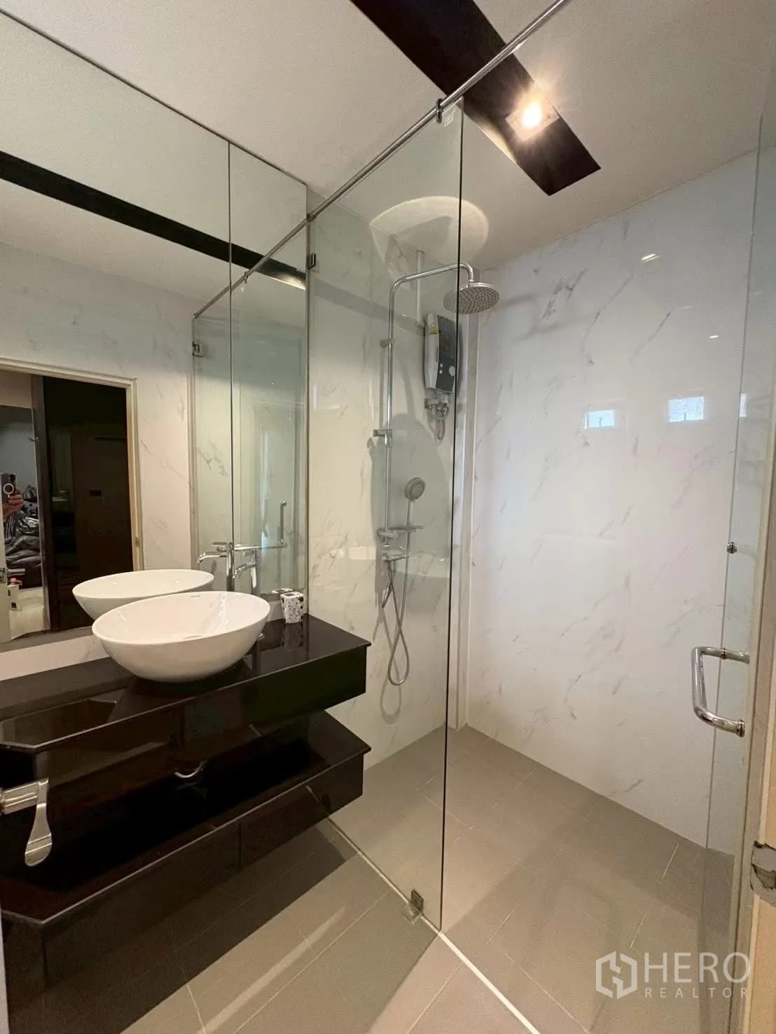 联排别墅 for rent in Pathum Wan, Bangkok - 现代卫浴，玻璃淋浴间、雨淋花洒与台上盆。