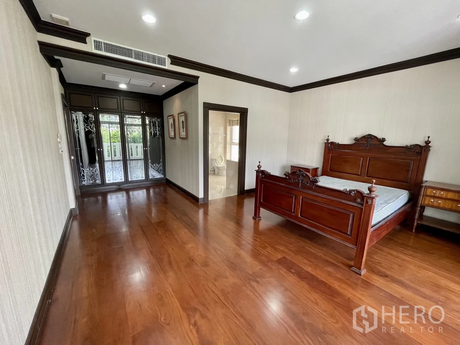 独立式住宅 出租在Chatuchak, Bangkok - 卧室，柚木地板，经典木床，连通卫浴