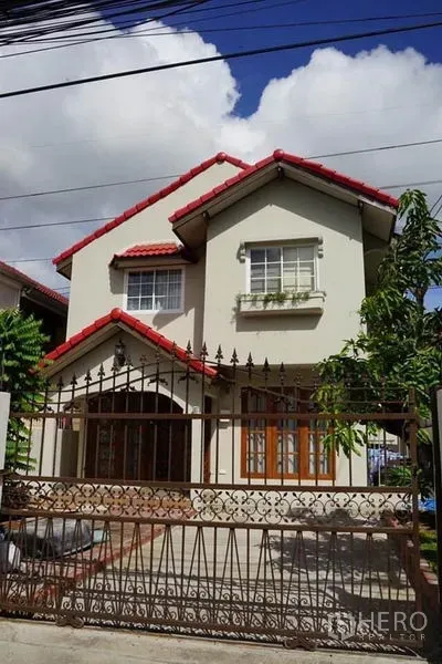 Detached House for rent in Wang Thonglang, Bangkok - Two-storey detached house with red tile roof and a gated front yard in Wang Thonglang.