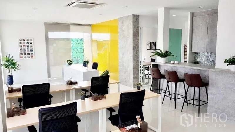 คลังสินค้า ขายในLam Luk Ka, Pathum Thani - พื้นที่ทำงานออฟฟิศแบบโอเพนสเปซ พร้อมเคาน์เตอร์บาร์และผนังสีเหลือง