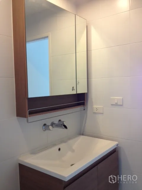 คอนโด ให้เช่าในKhlong Toei, Bangkok - อ่างล้างหน้าพร้อมตู้กระจกและก๊อกน้ำติดผนัง