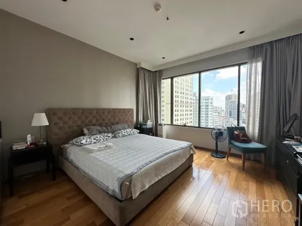 คอนโด ขายในKhlong Toei, Bangkok - ห้องนอนใหญ่พื้นไม้ พร้อมหน้าต่างกว้างเห็นวิวเมือง