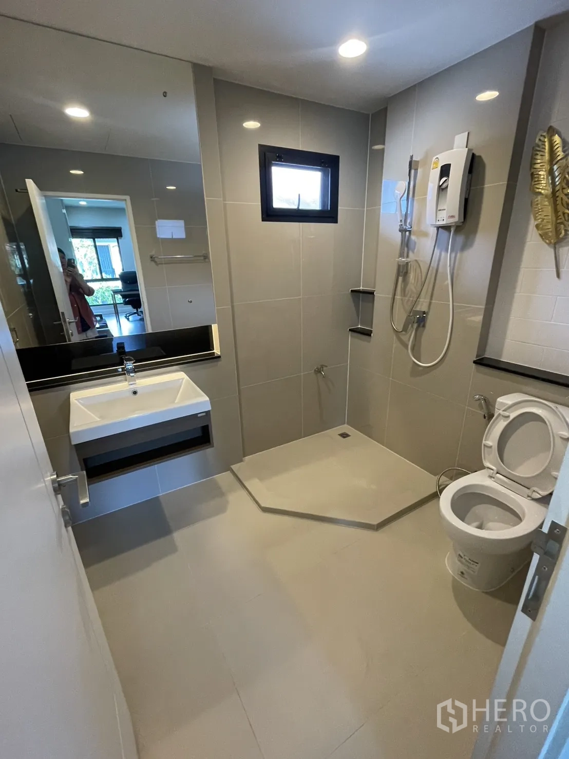 บ้าน ให้เช่าหรือขายในLam Luk Ka, Pathum Thani - ห้องน้ำสมัยใหม่ พื้นที่อาบน้ำแบบวอล์กอิน อ่างล้างหน้าแขวนผนัง กระจกบานใหญ่ และโถสุขภัณฑ์