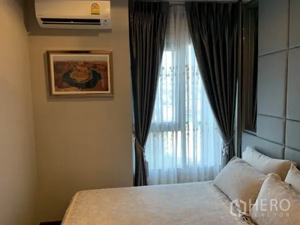 公寓 出售在Watthana, Bangkok - 卧室明亮，挂壁空调，纱帘与遮光帘及装饰画。