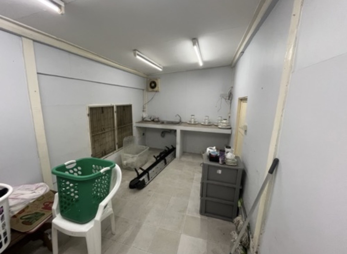 สำนักงานที่บ้าน ให้เช่าในChatuchak, Bangkok - ห้องเอนกประสงค์พร้อมเคาน์เตอร์ซิงก์ ไฟนีออน และช่องหน้าต่างระบายอากาศ