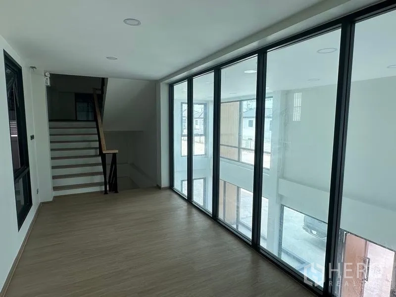 货栈 出售在Lam Luk Ka, Pathum Thani - 二楼玻璃走道，可俯瞰挑空大堂与楼梯