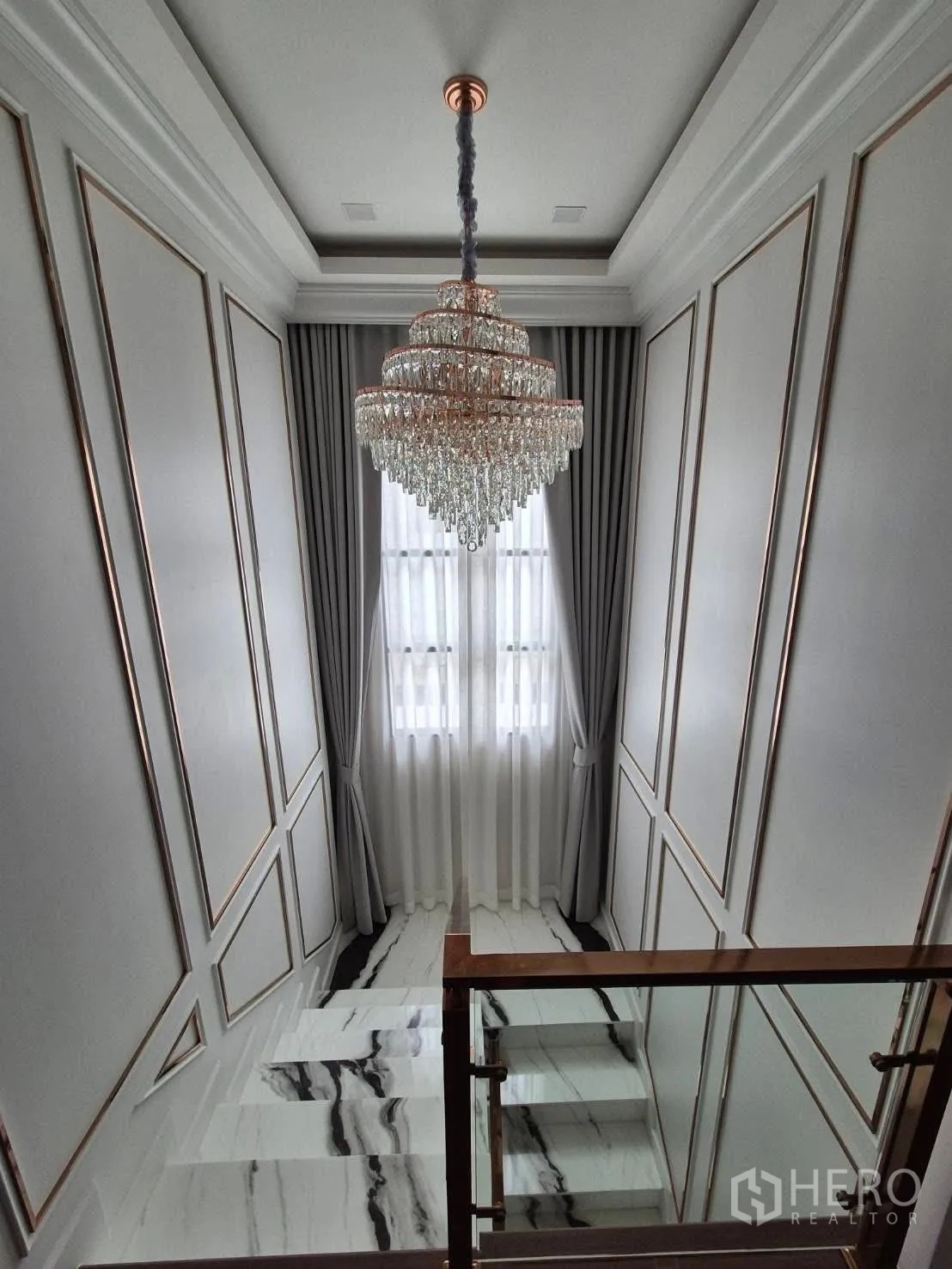 บ้าน ขายในBang Kruai, Nonthaburi - โถงบันไดแขวนโคมแชนเดอเลียร์ ชั้นเรียง พร้อมหน้าต่างสูงและขั้นหินอ่อน