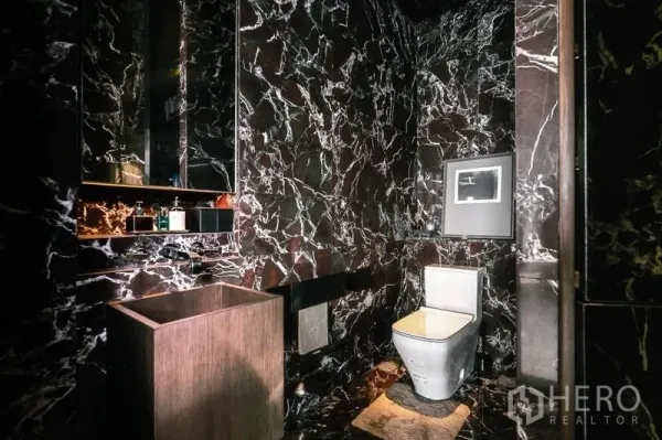 公寓 出售在Ratchathewi, Bangkok - 豪华客卫，整面黑色大理石，现代洗手台与马桶。