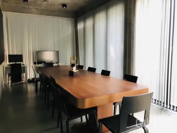 อาคารพาณิชย์ ให้เช่าในChatuchak, Bangkok - ห้องประชุมโต๊ะไม้ยาว เก้าอี้สีดำ เพดานปูน และม่านบังแสงแนวตั้ง
