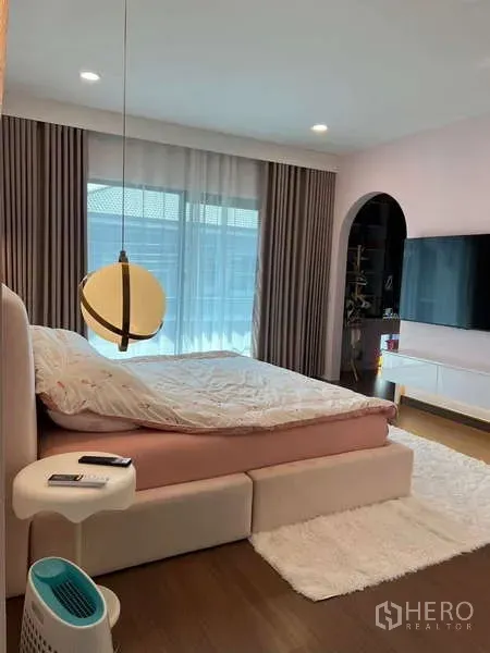 Detached House for rent in Bang Phli, Samut Prakan - Cozy bedroom with pink bed, pendant light and floor-to-ceiling curtains.
