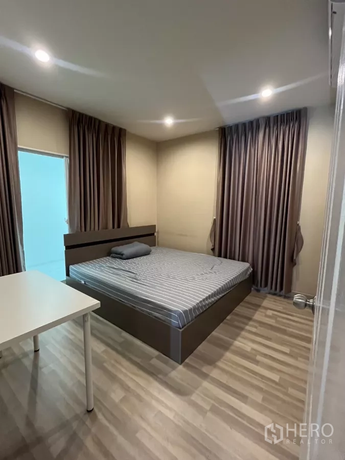 Detached House for rent in Suan Luang, Bangkok - Cozy bedroom with double bed, work desk and blackout curtains