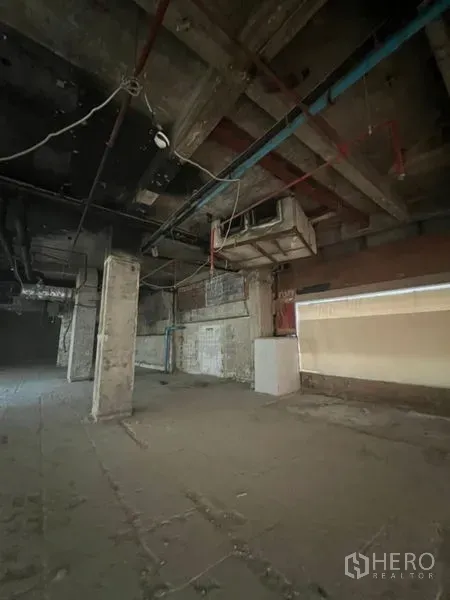 零售空间 出租在Bang Rak, Bangkok - 开放式店铺，能见管线、立柱与较高层高。