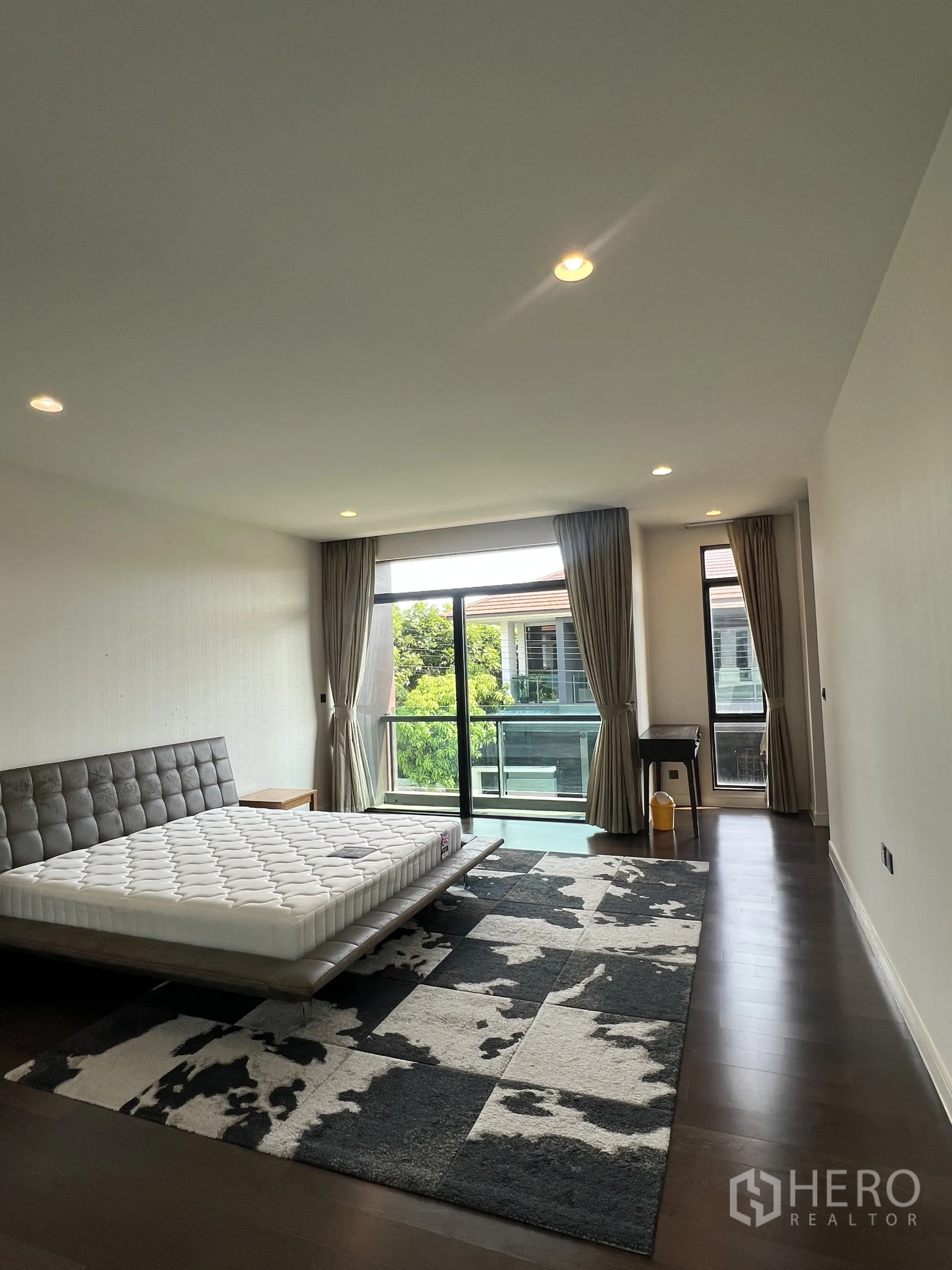 独立式住宅 出租在Bang Kapi, Bangkok - 主卧通向阳台，落地玻璃与窗帘。