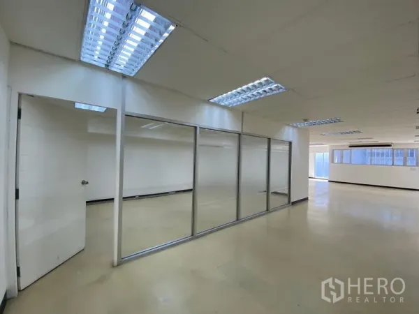สำนักงาน ให้เช่าในWatthana, Bangkok - ผนังกระจกกั้นพื้นที่ แบ่งส่วนสำนักงานออกเป็นหลายห้อง