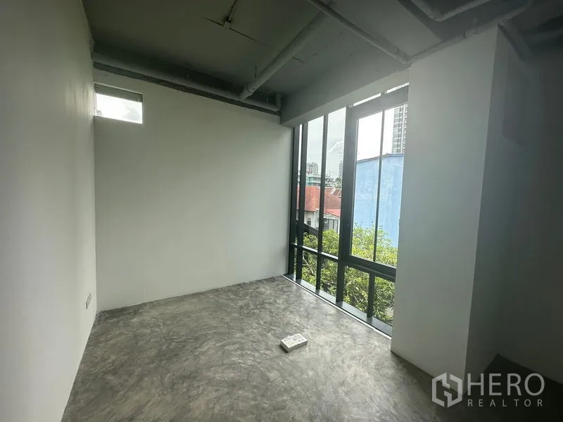 Office Space for rent in Khlong Toei, Bangkok - Bright small office with floor-to-ceiling corner windows and neighborhood view near BTS Phra Khanong.
