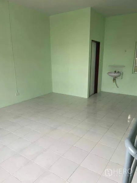 โรงงาน ให้เช่าในSamut Sakhon - ห้องออฟฟิศปูกระเบื้องชั้นบน มีอ่างล้างหน้าและประตูห้อง