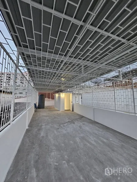 店屋 出租 - 宽阔屋顶平台，金属顶篷下适合储物或多用途活动。