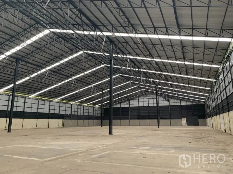 โรงงาน ให้เช่าในChon Buri - พื้นที่โรงงานโล่งกว้าง เสาเหล็ก ผนังระบายอากาศ และแสงธรรมชาติจากหลังคา