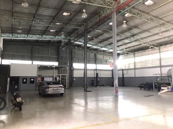 工厂 出租在Bang Bua Thong, Nonthaburi - 高挑生产区，钢桁架屋顶与光滑地坪。