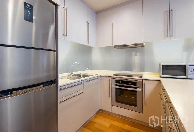 คอนโด ให้เช่าในBang Kho Laem, Bangkok - ครัวยูเชปร่วมเตาอบ เตาไฟฟ้า ไมโครเวฟ และพื้นที่เก็บของมากมาย