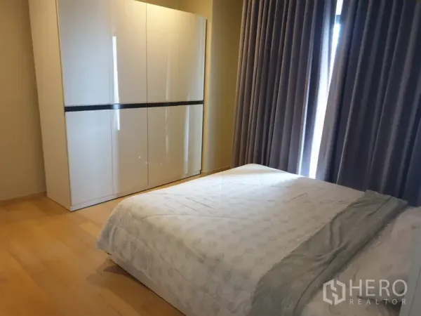 คอนโด ให้เช่าในWatthana, Bangkok - ห้องนอนอบอุ่น เตียงคู่ ตู้เสื้อผ้าบานเงาขนาดใหญ่ และม่านกันแสง