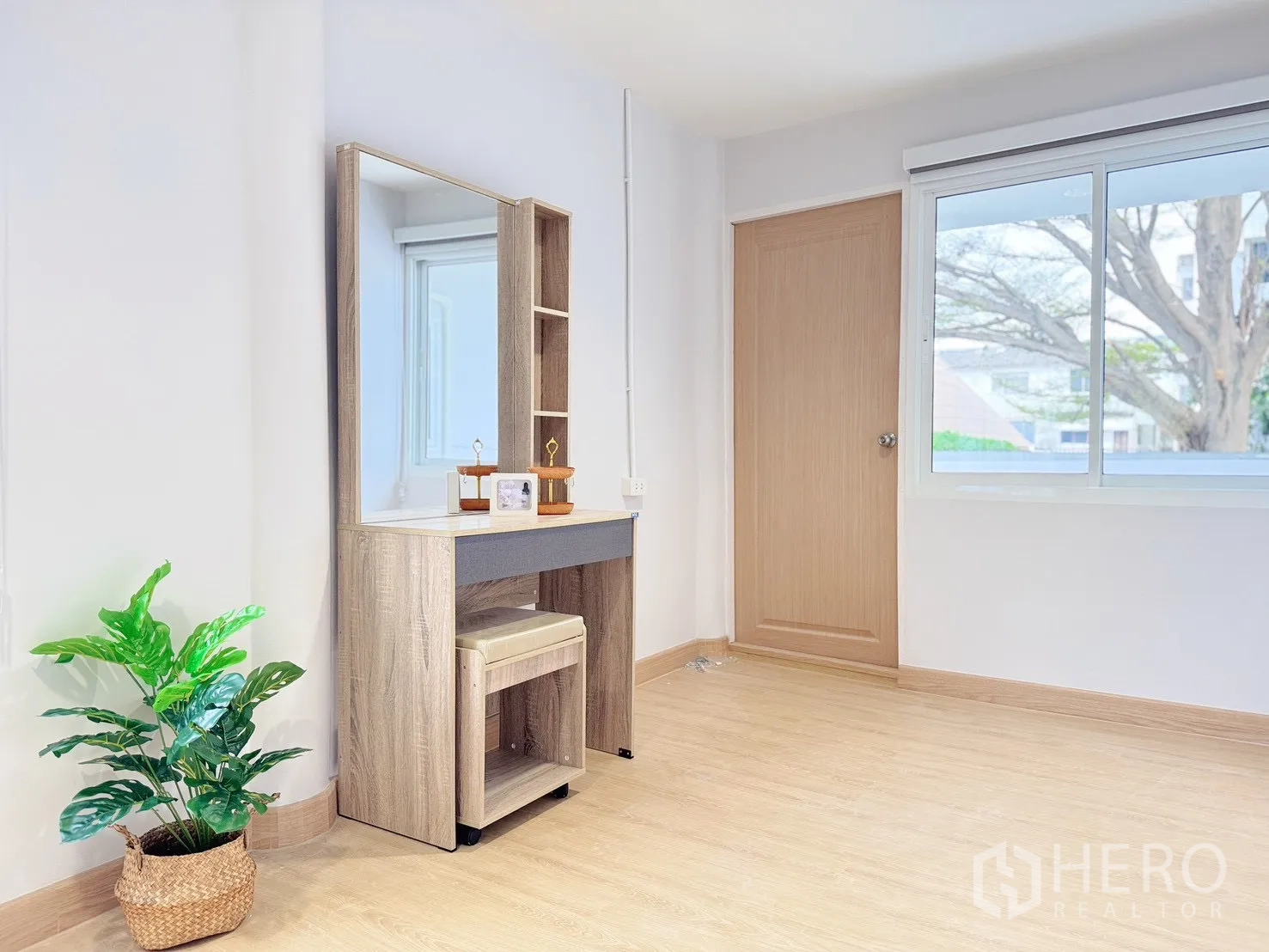 Detached House for rent - Dressing corner with mirror vanity and potted plant.