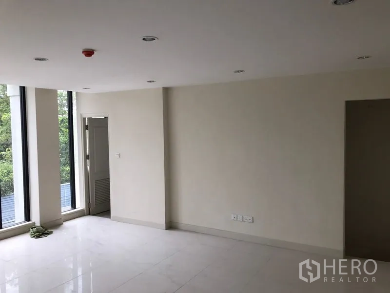 สำนักงานที่บ้าน ให้เช่าในBang Na, Bangkok - มุมออฟฟิศพร้อมหน้าต่างทรงสูงแคบ และประตูเข้าสู่ห้องยูทิลิตี้