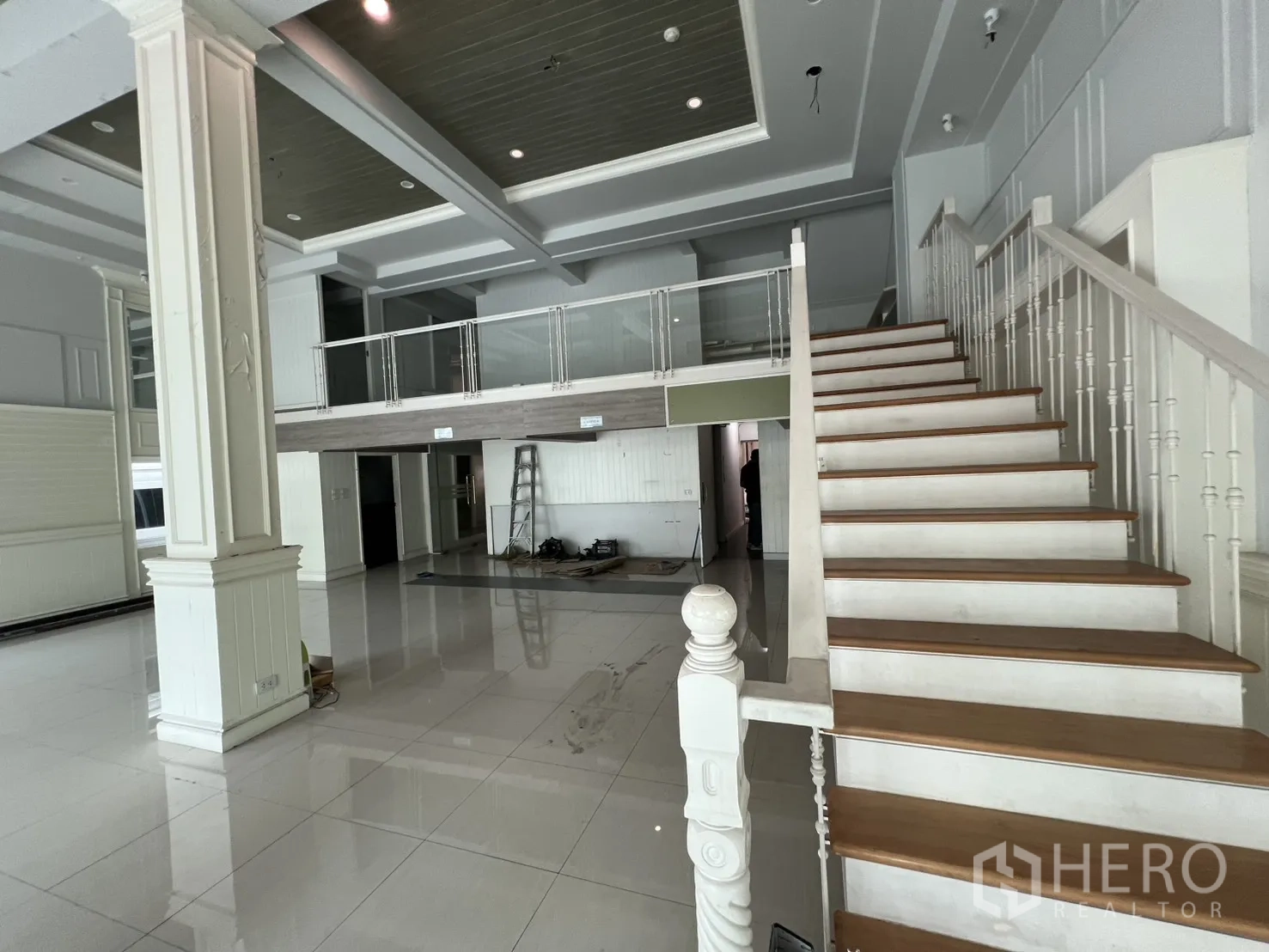 店屋 出租在Bang Rak, Bangkok - 特色楼梯通向夹层，俯瞰开阔的零售大厅。