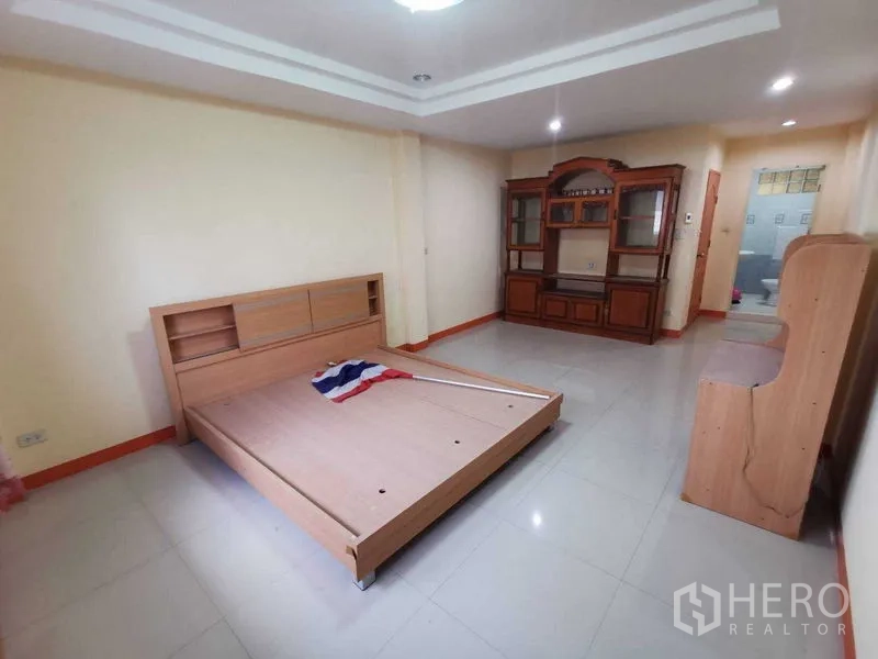 อาคารพาณิชย์ ให้เช่าในSuan Luang, Bangkok - ห้องนอนสว่าง พื้นแกรนิตโต้ ตู้โชว์ไม้ และฝ้าหลุม