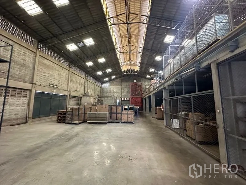โรงงาน ให้เช่าในLam Luk Ka, Pathum Thani - ลานเก็บสินค้าโล่ง หลังคาทรงจั่วมีสันสกายไลท์