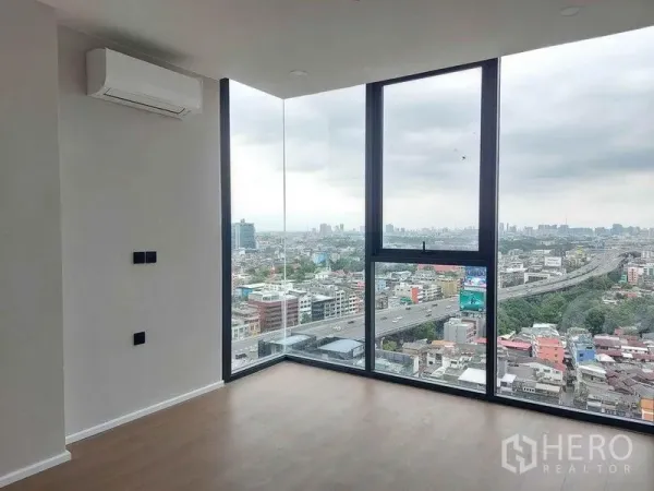 คอนโด ขายในPathum Wan, Bangkok - ห้องนอนมุมอาคาร กระจกเต็มผนัง รับแสงธรรมชาติและเห็นวิวเมืองกับทางด่วน