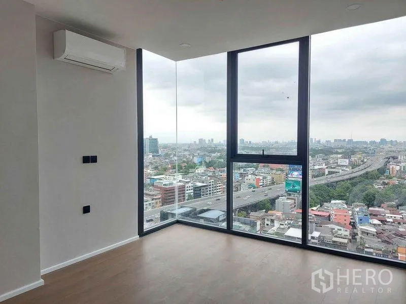 คอนโด ขายในPathum Wan, Bangkok - ห้องนอนมุมอาคาร กระจกเต็มผนัง รับแสงธรรมชาติและเห็นวิวเมืองกับทางด่วน