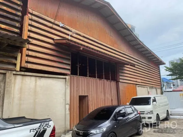 店屋 出租在Yan Nawa, Bangkok - 街景：店屋院内的金属板仓库外立面，前方可停车。