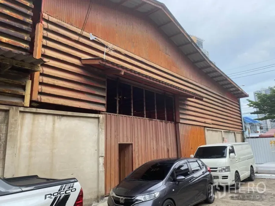 店屋 出租在Yan Nawa, Bangkok - 街景：店屋院内的金属板仓库外立面，前方可停车。