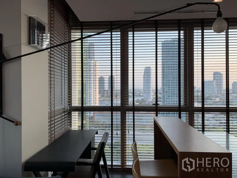 คอนโด ให้เช่าในKhlong San, Bangkok - มุมทานอาหารและทำงานติดกระจกเต็มบาน มองเห็นวิวสกายไลน์และแม่น้ำในคอนโดกรุงเทพฯ