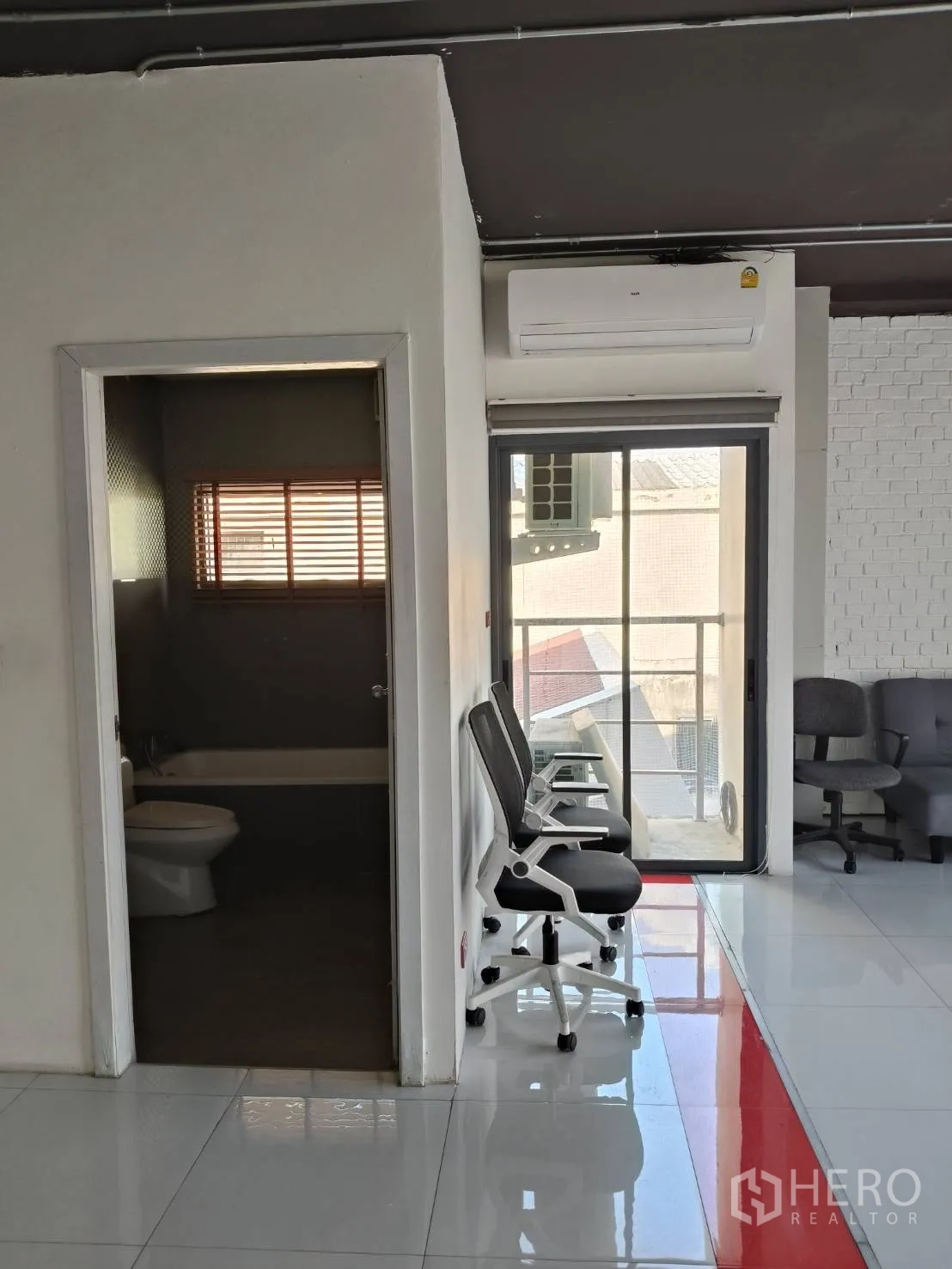 สำนักงาน ให้เช่าในKhlong Toei, Bangkok - ห้องขนาดกะทัดรัด มีประตูกระจกออกระเบียง ผ้าม่านโปร่ง และพื้นลายไม้