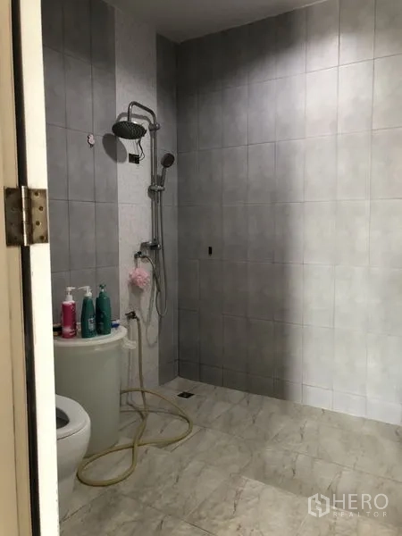 บ้าน ขายในLam Luk Ka, Pathum Thani - ห้องน้ำกระเบื้องสีเทาพร้อมพื้นที่อาบน้ำแบบฝักบัว