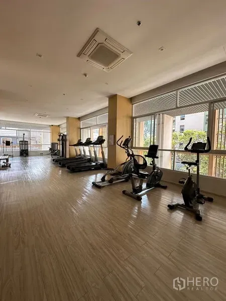 อพาร์ทเมนท์ ให้เช่าในKhlong Toei, Bangkok - ฟิตเนสของโครงการพร้อมลู่วิ่งและจักรยานออกกำลังกายติดหน้าต่างบานใหญ่