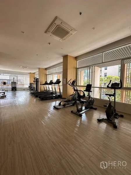 อพาร์ทเมนท์ ให้เช่าในKhlong Toei, Bangkok - ฟิตเนสของโครงการพร้อมลู่วิ่งและจักรยานออกกำลังกายติดหน้าต่างบานใหญ่