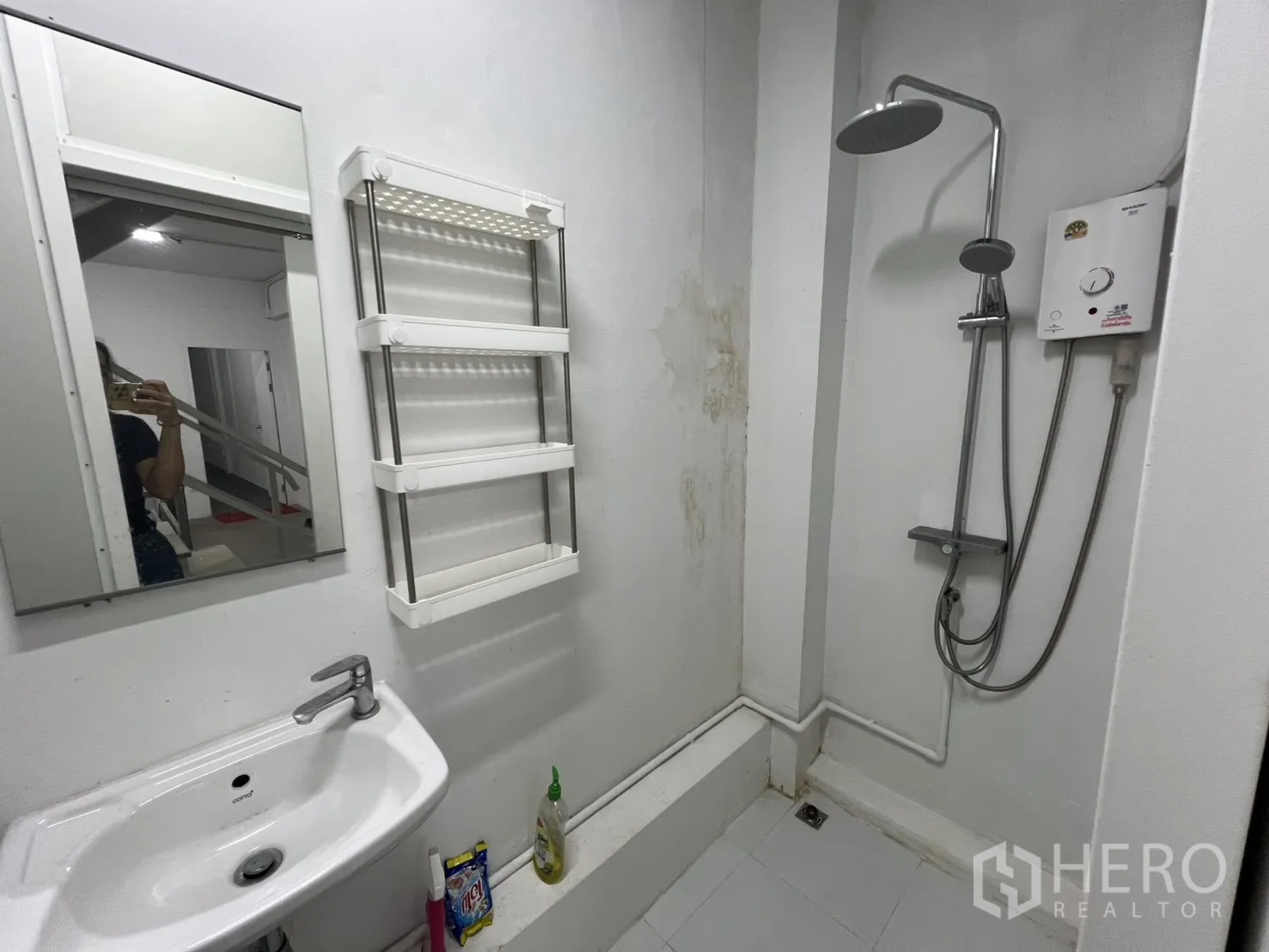 อาคารพาณิชย์ ให้เช่าหรือขายในKhlong Toei, Bangkok - ห้องอาบน้ำพร้อมเครื่องทำน้ำอุ่น ฝักบัวเรนชาวเวอร์ และอ่างล้างหน้า