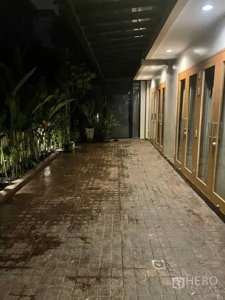 ทาวน์เฮาส์ ให้เช่าในSuan Luang, Bangkok - ทางเดินด้านข้างมีหลังคา ตกแต่งด้วยต้นไม้กระถางและประตูกระจกหลายบาน