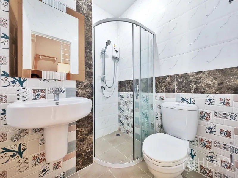 联排别墅 出租或出售在Phra Pradaeng, Samut Prakan - 卫浴配玻璃淋浴房、热水器和装饰瓷砖。