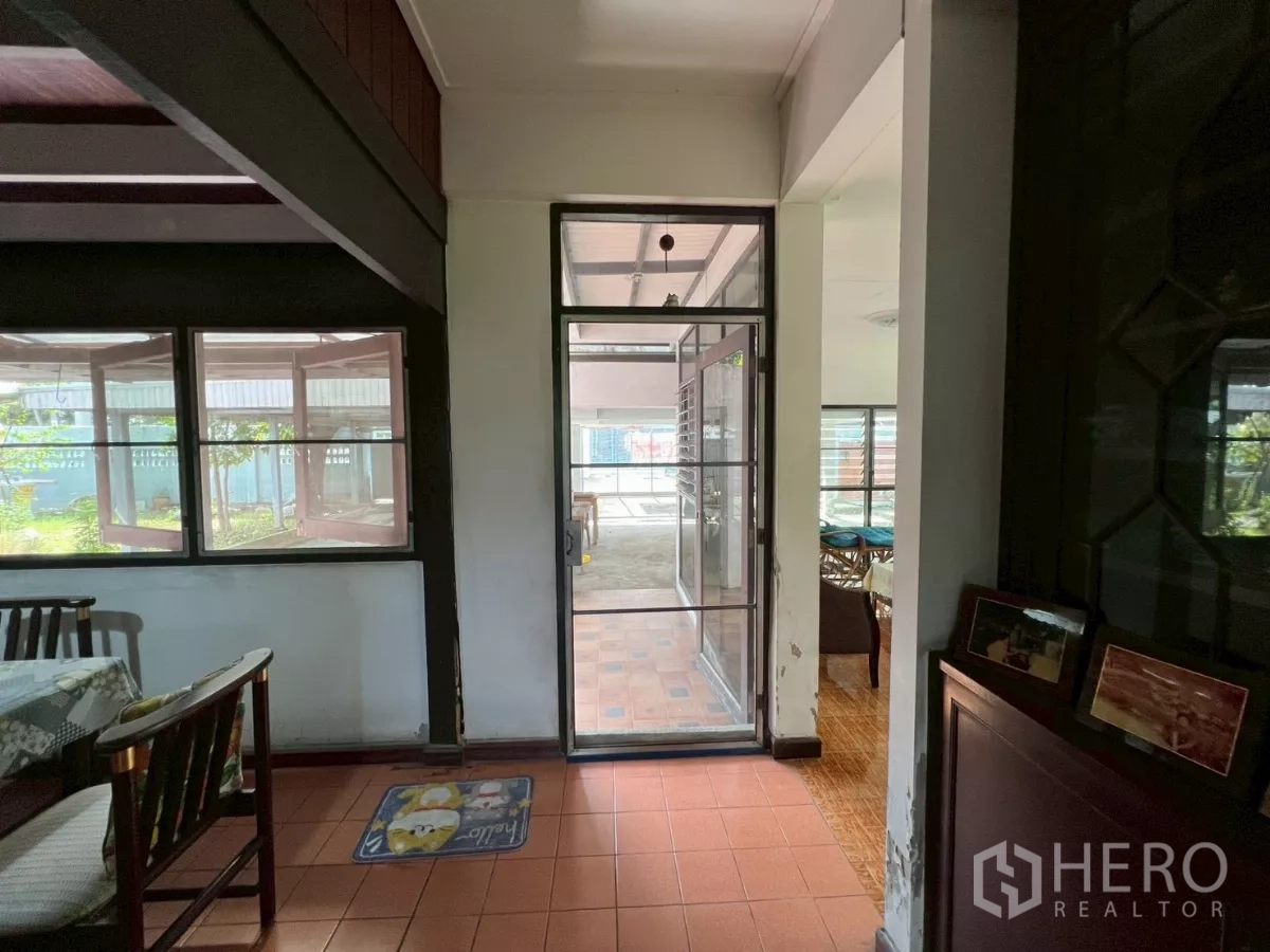 บ้าน ขายในKhlong Toei, Bangkok - โถงทางเดินพร้อมประตูกระจกเชื่อมต่อออกลานและสวน