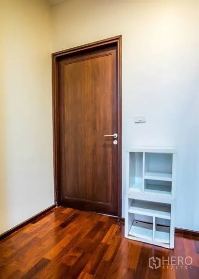 คอนโด ให้เช่าหรือขายในWatthana, Bangkok - โถงเล็กประตูไม้ พื้นปาร์เกต์ และชั้นวางสีขาว