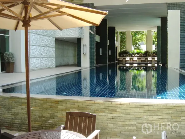 คอนโด ขายในPathum Wan, Bangkok - สระว่ายน้ำในร่มพร้อมเตียงอาบแดดที่คอนโดหรูย่านชิดลม