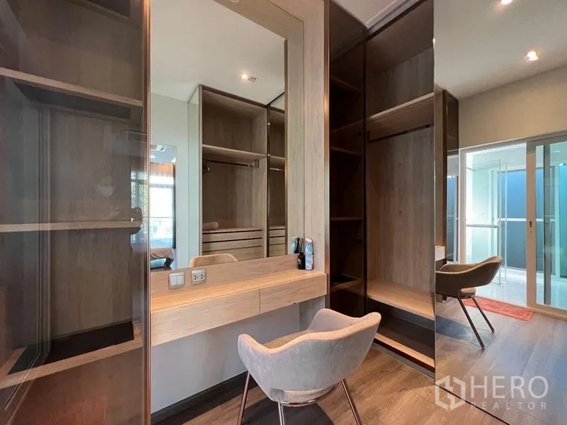 บ้าน ขาย - วอล์กอินคลอเซ็ตพร้อมโต๊ะเครื่องแป้ง ตู้กระจกบานเลื่อนเชื่อมเข้าห้องน้ำ