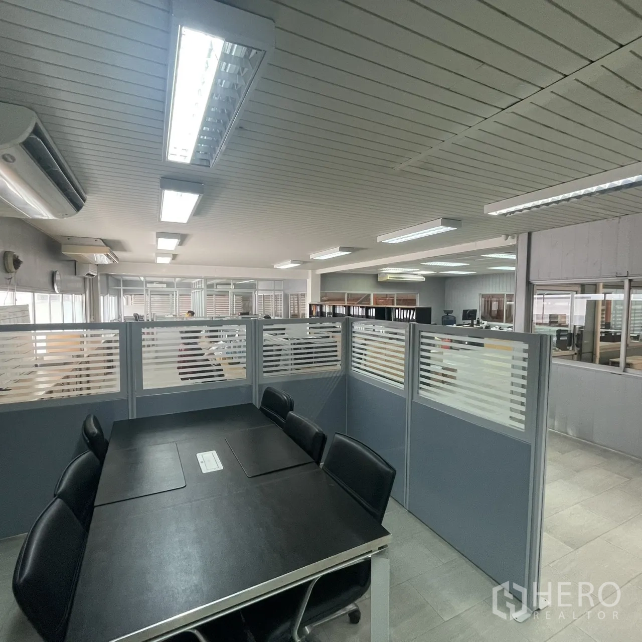 工厂 出租在Khlong Toei, Bangkok - 明亮办公区的会议桌与隔断工位。