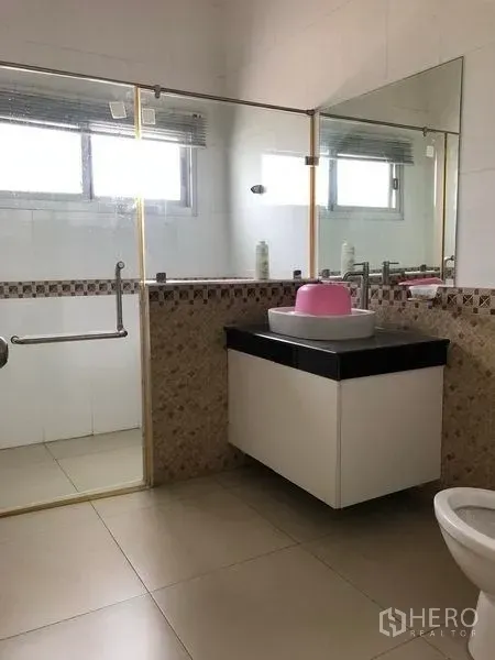 Factory for rent or sale in Khlong Luang, Pathum Thani - Clean restroom featuring a glass-enclosed shower and vanity counter.