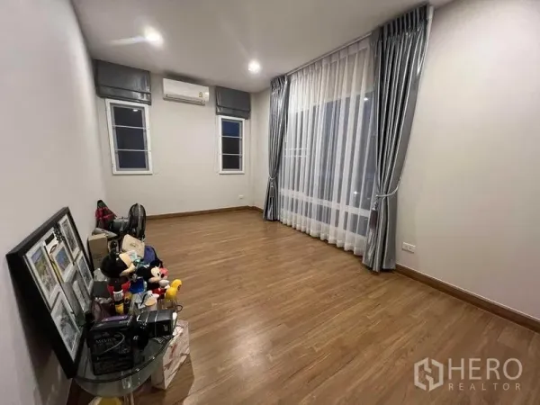 บ้าน ให้เช่าหรือขายในLat Krabang, Bangkok - ห้องนอนกว้างพื้นไม้ มีแอร์และผ้าม่านยาวจรดพื้น